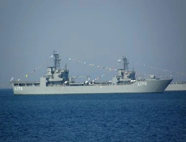 Αποπλέουν φρεγάτα και αρματαγωγό για να σώσουν τους εγκλωβισμένους στο «Κόκκινο Λιμανάκι»